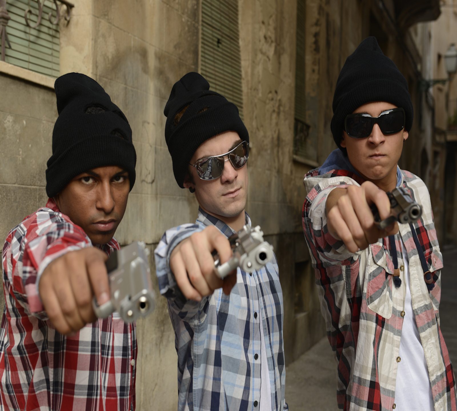 criminals attack in swarms